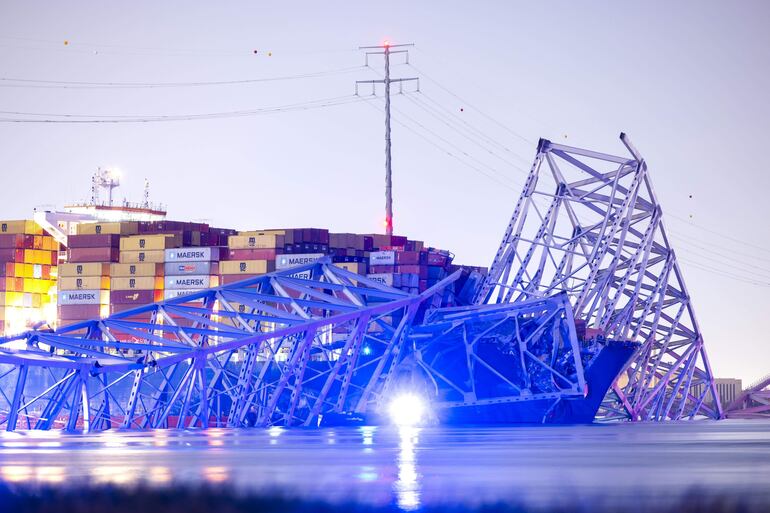 El puente Francis Scott Key, parcialmente derrumbado luego de ser impactado por un buque de carga en Baltimore, Maryland (Estados Unidos).