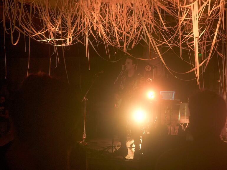 Las luces, la original puesta de escenografía con las tiras de papeles y una bola de discoteca más arriba, crearon un clima muy atractivo en cuanto a lo visual.