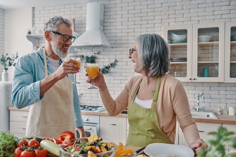 pareja tercera edad cocinando