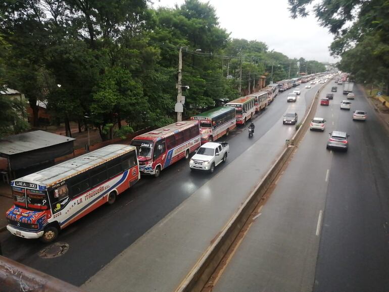 Los representantes de buses internos realizaron esta mañana una presentación de los buses que estarían prestando servicio este lunes, fecha en que se realizaría el paro de transporte público. Finalmente el paro quedó pospuesto para el 10 de junio.