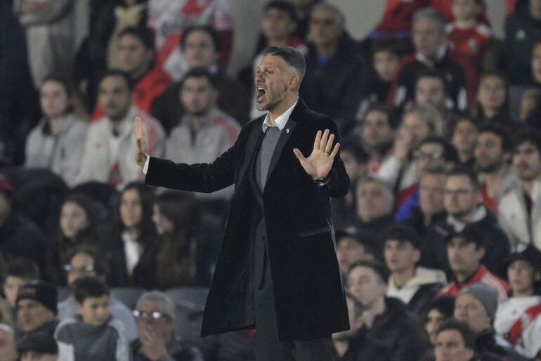 El entrenador de River Plate, Martín Demichelis, gesticula durante el partido de la Liga Argentina de Fútbol Profesional contra Instituto en el estadio Monumental de Buenos Aires el 22 de junio de 2023.