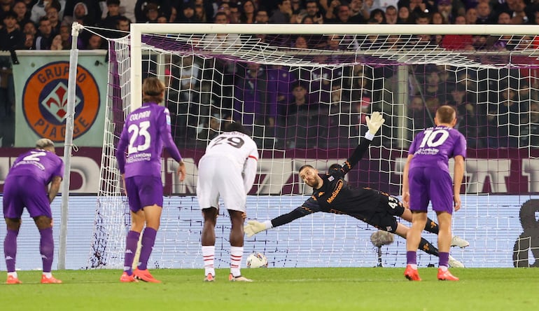 Florence (Italy), 06/10/2024.- Fiorentina's goalkeeper David De Gea saves a penalty during the Italian Serie A soccer match ACF Fiorentina vs AC Milan at Artemio Franchi Stadium in Florence, Italy, 06 October 2024. (Italia, Florencia) EFE/EPA/CLAUDIO GIOVANNINI
