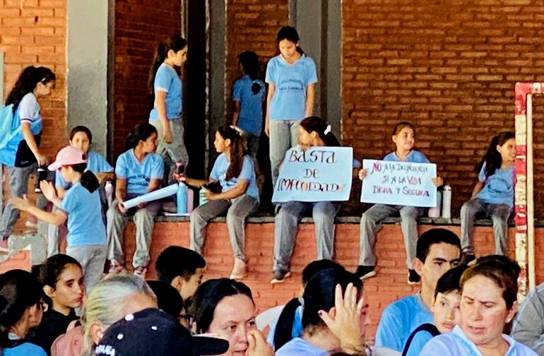 
Padres de familia, alumnos y educadores de distintas instituciones educativas fueron partícipes de la convocatoria. 