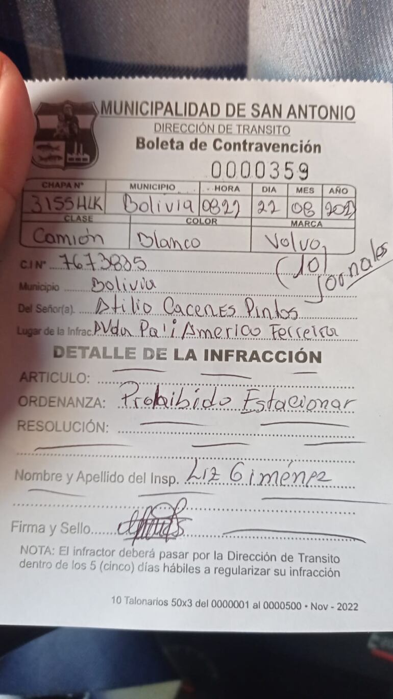 La boleta de contravención impuesta a un conductor boliviano que estacionó su rodado sobre la Avenida Pai Américo Ferreira.