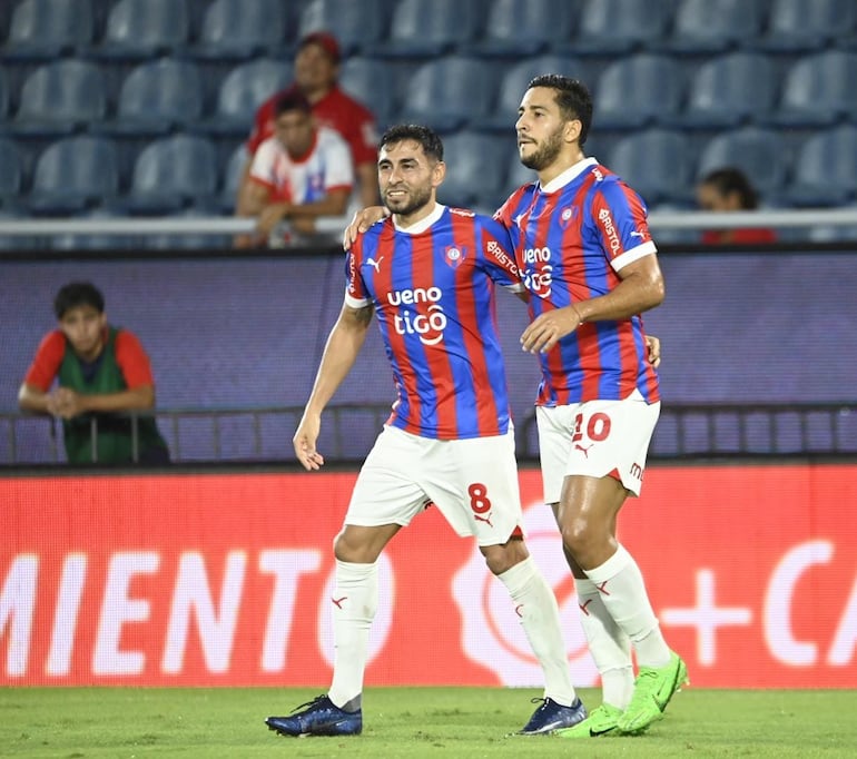 Federico Carrizo (8) y Cecilio Domínguez (10), jugadores de Cerro Porteño, festejan un gol en el partido frente a Sportivo Ameliano por la jornada 13 del torneo Apertura 2024 del fútbol paraguayo en el estadio La Nueva Olla, en Asunción, Paraguay.