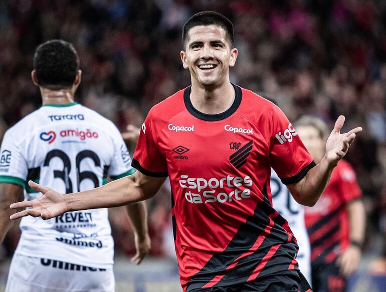 El paraguayo Mateo Gamarra, futbolista de Athletico Paranaense, celebra su gol en el partido ante Maringá por el Estadual Paranaense en el estadio Arena da Baixada, en Curitiba.