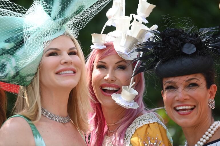 Ascot es para divertirse, ir con amigas, y protegerse del sol con los looks más llamativos posibles. 
