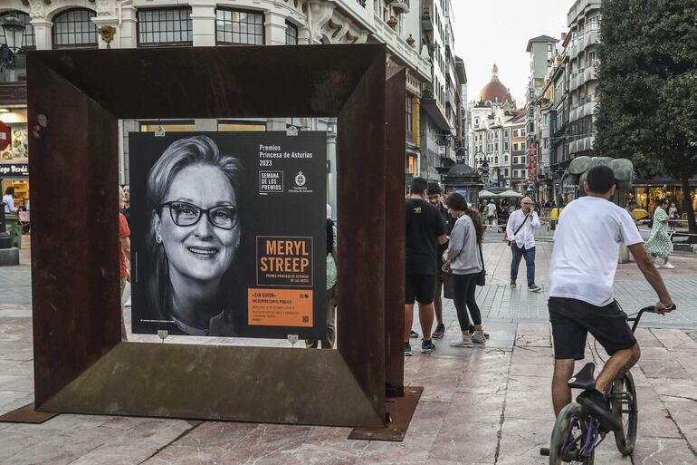 Uno de los carteles dispuestos en la ciudad de Oviedo en torno a la charla que ofrecerá la actriz Meryl Streep. Más de 2.000 personas participarán del encuentro, luego de que 165.000 hayan intentado conseguir las entradas.