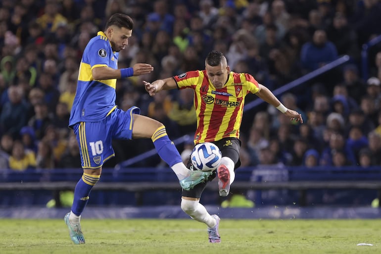 Óscar Romero (d) de Boca disputa un balón con Johan Bocanegra de Pereira en un partido de la fase de grupos de la Copa Libertadores entre Boca Juniors y Deportivo Pereira en el estadio La Bombonera en Buenos Aires (Argentina).