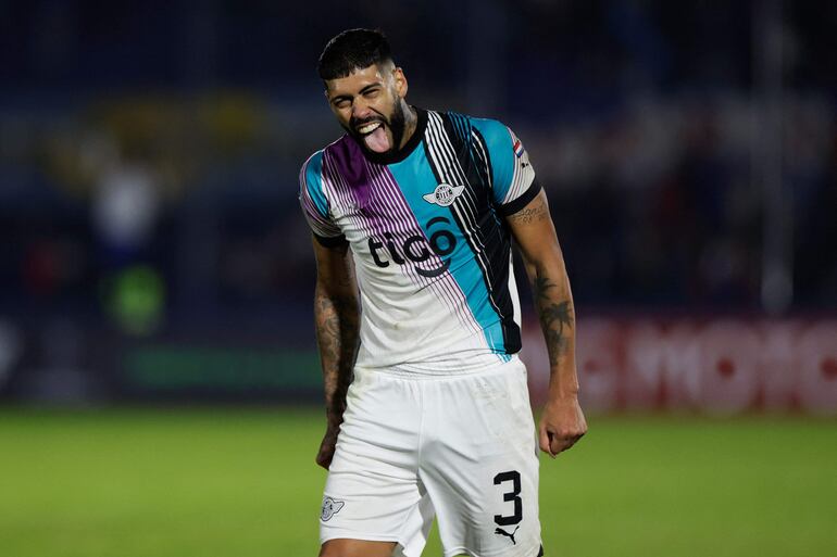 El defensa argentino de Libertad, Alexander Barboza, celebra al final del partido de vuelta de los dieciseisavos de final de la Copa Sudamericana entre Tigre de Argentina y Libertad de Paraguay en el estadio José Dellagiovanna en Victoria, provincia de Buenos Aires, el 20 de julio de 2023.