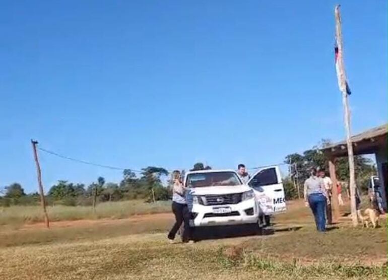 Momento en que los funcionarios del MEC, llegaron a la propiedad para verificar la supuesta escuela clandestina.