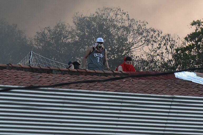 Internos de la Penitenciaría de Tacumbú en un techo de la prisión, el martes por la tarde.
