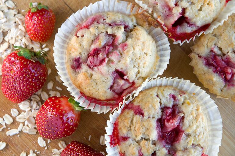 Muffins de banana y frutilla.