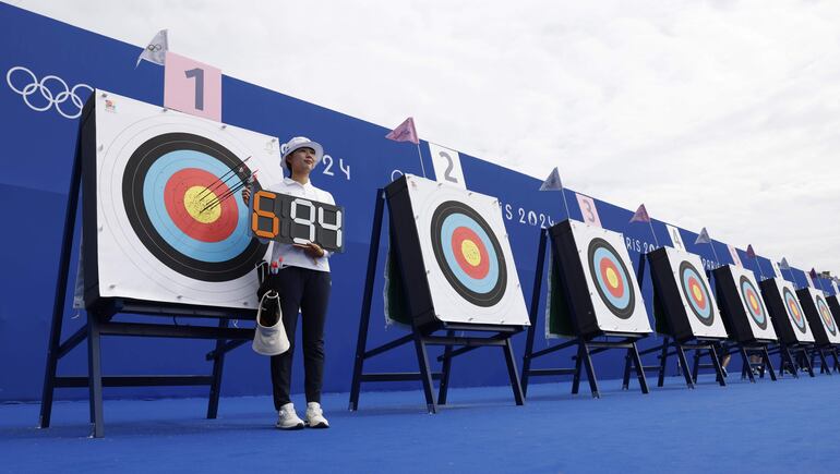 La atleta Lim Sihyeon y la marca femenina histórica de 694 puntos en el Tiro con arco de 70 metros y 72 flechas en los Juegos Olímpicos París 2024 en el Palacio de Los Inválidos, en París, Francia.