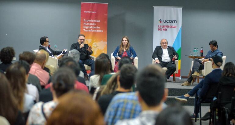 Carlos Rodríguez, gerente de Datos y Análisis de MentorMate Paraguay; Sebastián Ortiz Chamorro, vicepresidente de Ingeniería LATAM; MentorMate; Carla Cassanello, representante oficial de Ventas de Google Paraguay; Benjamín Baran, decano de la UCOM; y Cristhian Parra, jefe de Experimentación del PNUD.