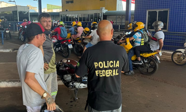 Agentes federales efectúan controles en la zona del puente de la Amistad.