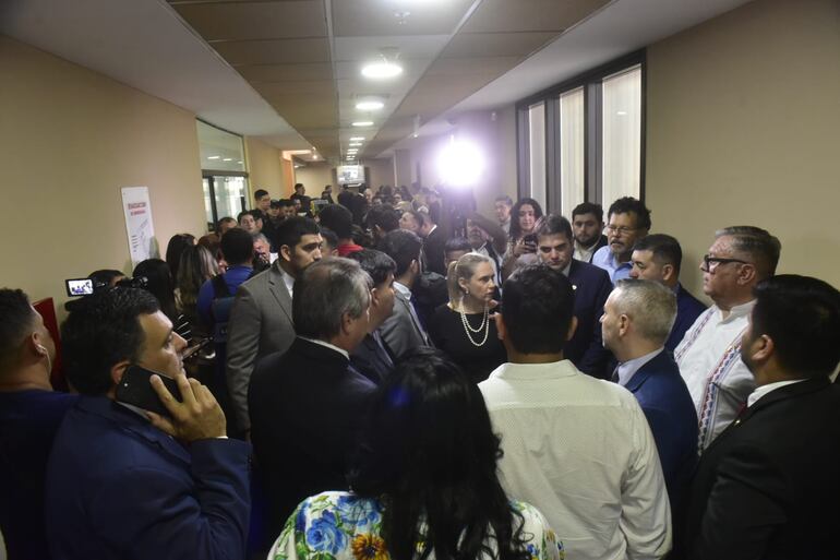 Diputados de la oposición abandonan sala de sesiones y van a la plaza a sumarse a los manifestantes.