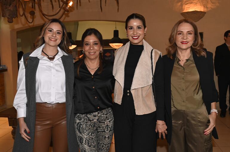 María Elisa Echauri, Silvia Viveros, Gabriela Gómez y Blanca Trigo.