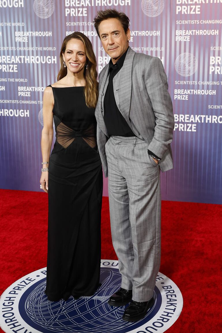 Susan Downey y Robert Downey Jr. fueron así de elegantes a los Breakthrough Prize en Los Ángeles. (EFE/EPA/CAROLINE BREHMAN)
