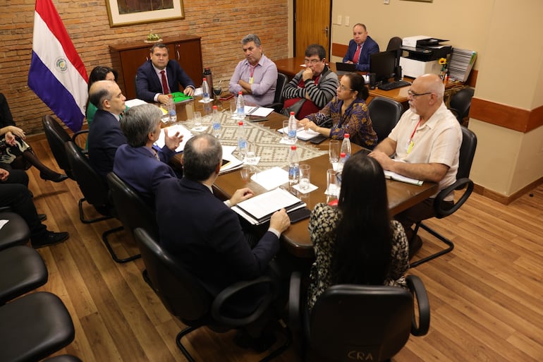 Representantes de sindicatos de docentes, el senador Derlis Maidana (ANR - HC) y autoridades del Ministerio de Economía en la mesa de trabajo esta mañana en la Cámara Alta.