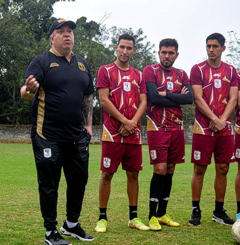 13 de octubre de 2022. Robert Pereira Molina iniciaba su segundo ciclo como conductor técnico de Tacuary. A su lado, Marcelo Fernández (actualmente en Libertad), Jorge Ortega (Sportivo San Lorenzo) y Gustavo Aguilar (Libertad).