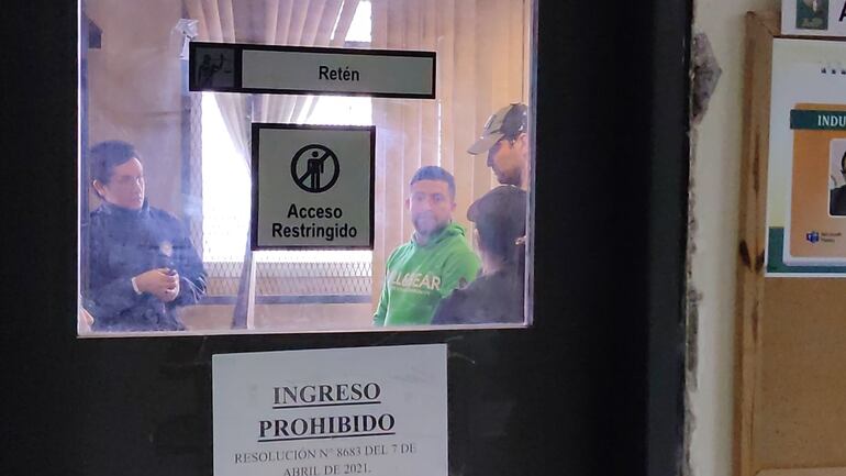 Cristhian Iván Noguera Gómez, de remera verde, aguardaba en el retén del Palacio de Justicia para subir junto a la jueza Rosarito Montanía para su audiencia de imposición de medidas, ayer.