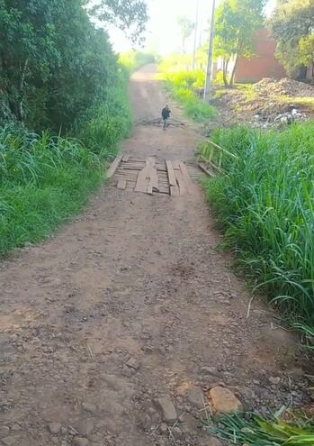 Tramo del camino vecinal del asentamiento Romero Kue, donde ocurrió el fatal percance.