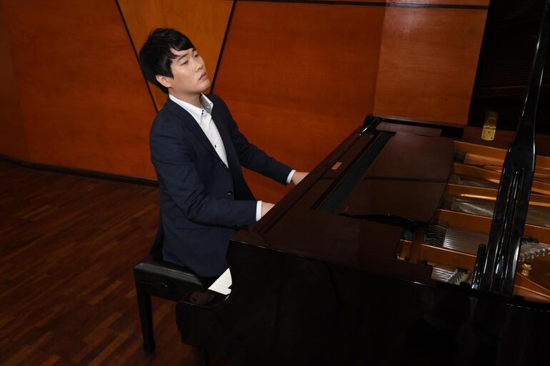 David Lee, el talentoso pianista coreano residente en Paraguay, acompañará a Constanza  Martínez. 