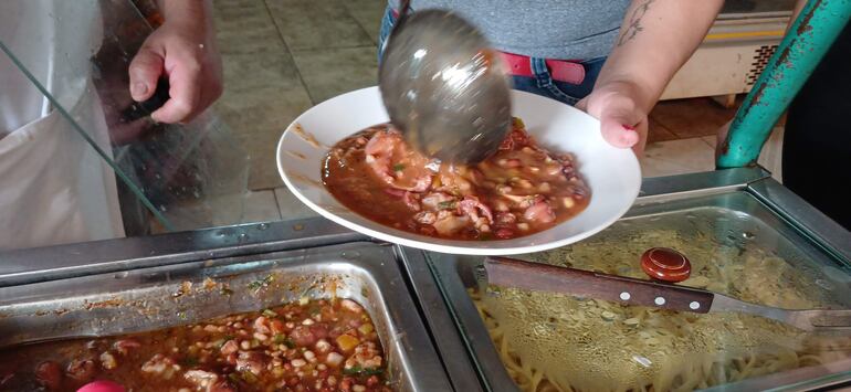 Los puestos de comida se prepararon con variedad de recetas.