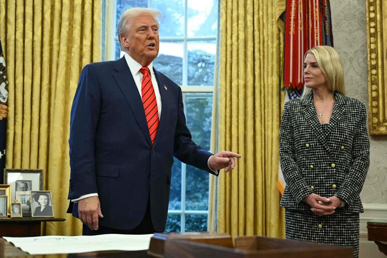 El presidente de Estados Unidos, Donald Trump, junto a la fiscal general Pam Bondi (d).