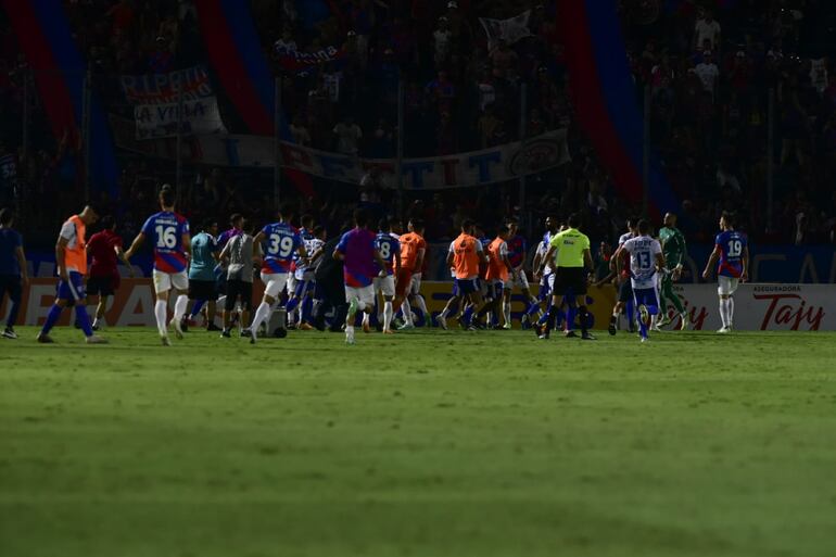 Los jugadores de Cerro Porteño y Sportivo Ameliano tras el final del partido por la décimo tercera jornada del torneo Clausura 2023 en el estadio La Nueva Olla, en Asunción.