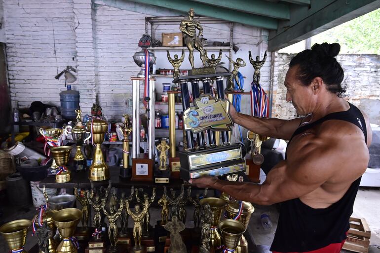 Bruno observa con nostalgia el título obtenido en Brasil. Contra todo pronóstico y sin pergaminos el paraguayo se llevó el Sudamericano.