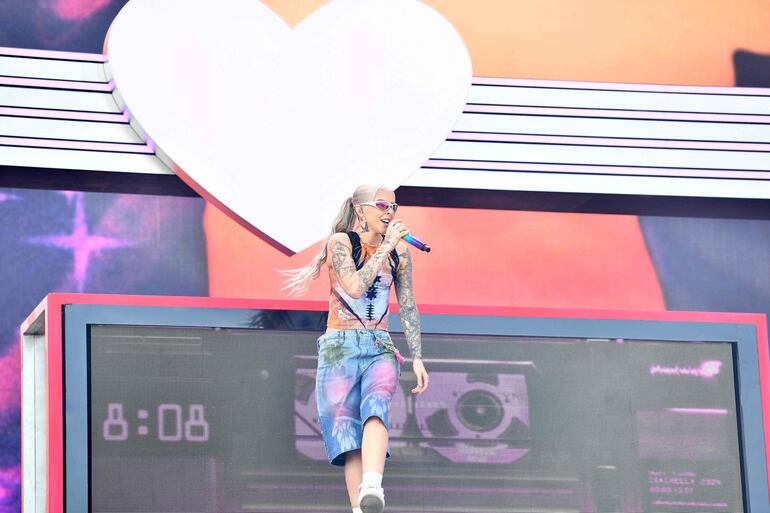 La rapera puertorriqueña Young Miko abrió el escenario principal de Coachella.
