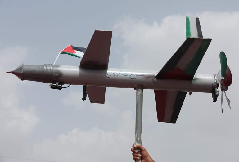 Un manifestante enarbola una maqueta de un dron con una bandera palestina durante una protesta contra Estados Unidos e Israel, el pasado viernes en Saná, Yemen.