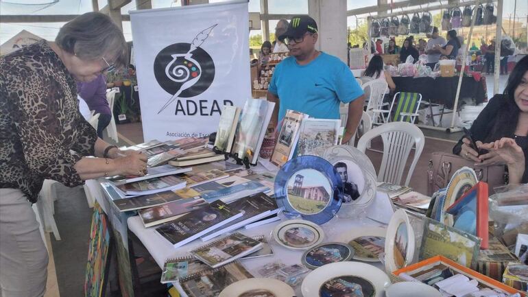 Feria de la Asociación de Escritores de Parguarí.