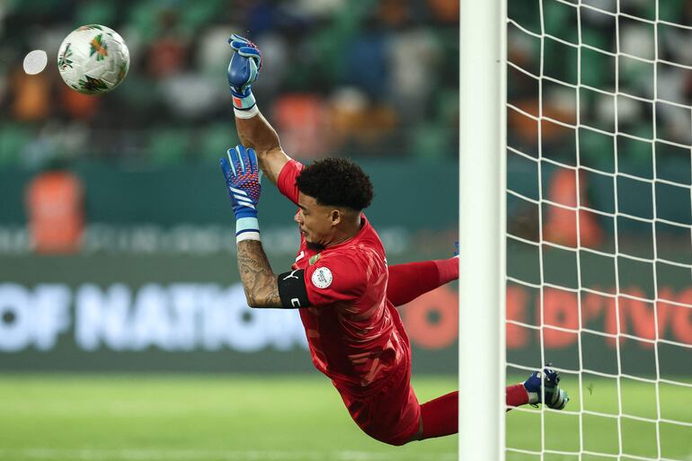 Ronwen Williams, arquero de Sudáfrica, tapa un penal en la victoria de su equipo ante Cabo Verde.