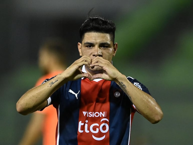 Claudio Aquino, jugador de Cerro Porteño, celebra un gol en el partido contra Deportivo La Guairá por la Copa Libertadores 2021.