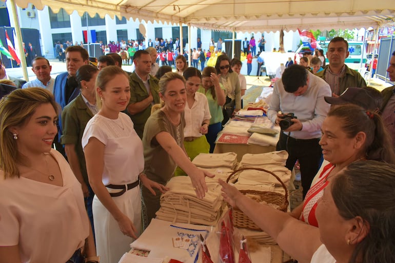 La primera dama de la Nación, Leticia Ocampos junto a la primera dama del Guairá, Alejandra Bellenzier y la ministra de la juventud, Florencia Taboada, durante la feria de emprendedores.