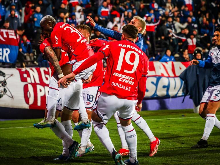 El paraguayo Federico Santander (i), jugador de Nacional, celebra un gol en el partido frente a Miramar Misiones por la octava ronda del torneo Apertura 2024 de Uruguay en el estadio Luis Franzini, en Montevideo.