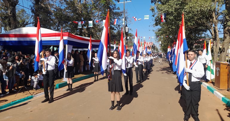 Abanderados de una de las instituciones que participaron del desfile.