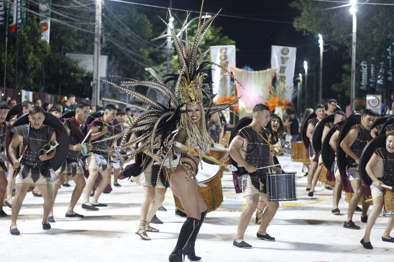 Majestuoso despliegue de las comparsas durante la primera noche del carnaval guaireño.