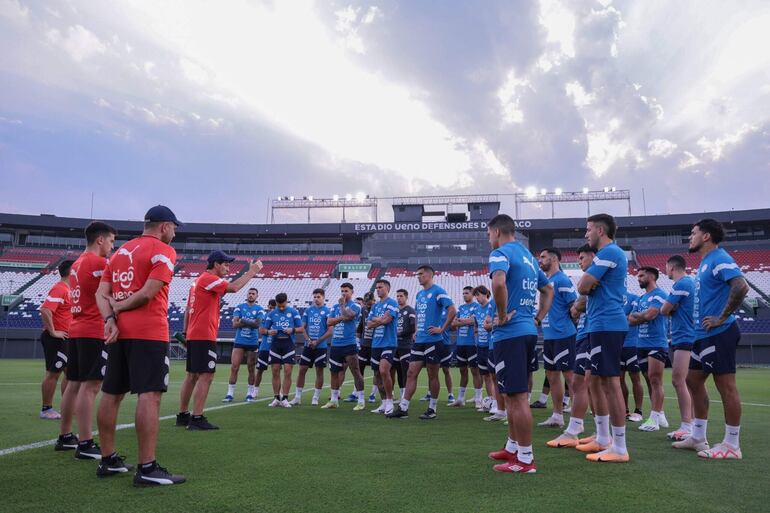 El entrenador de la Albirroja, Daniel Óscar Garnero (54 años), brinda indicaciones en la previa a la práctica, en Sajonia.