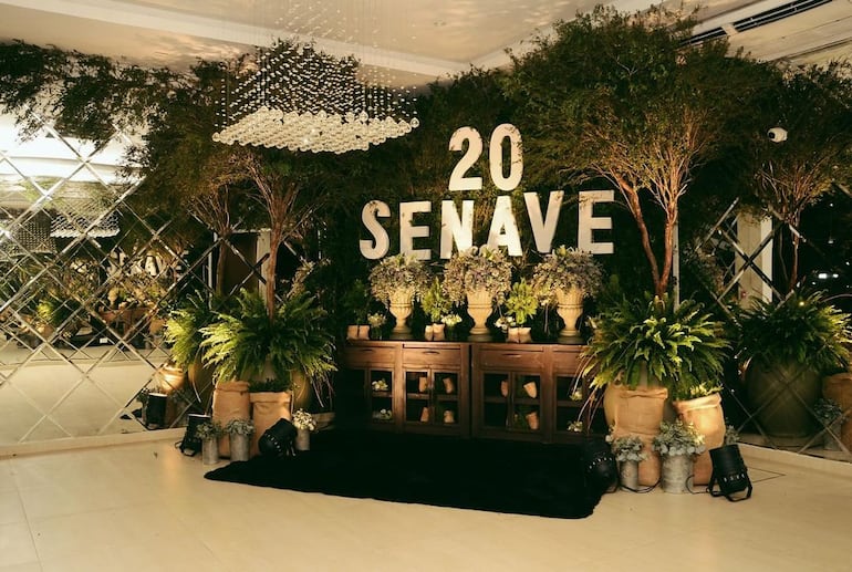 Flores blancas como parte de la lujosa decoración del festejo del Senave por sus 20 años de creación, en el exclusivo salón de eventos "Las Takuaras".