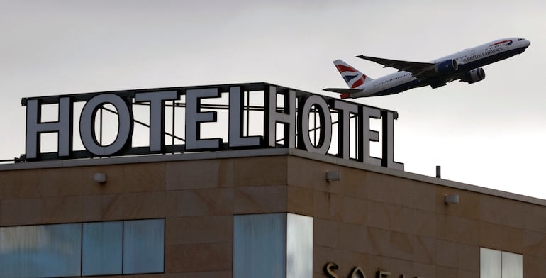 Un avión de British Airways despega desde detrás del hotel Sofitel en la Terminal 5 del aeropuerto de Londres Heathrow en el oeste de Londres el 5 de febrero de 2021. - Gran Bretaña confirmó el jueves que presentará sus nuevas reglas obligatorias de cuarentena hotelera para los viajeros que regresen de docenas de países considerados de "alto riesgo" por las variantes de Covid-19 a finales de este mes.