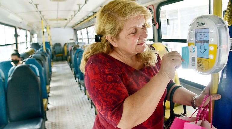 Una usuaria abona su pasaje. Hay una queja generalizada de la ciudadanía sobre la improvisada implementación del billetaje electrónico.