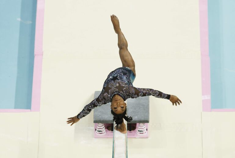 La atleta Simone Biles del equipo norteamericano en la arena Bercy, de París. 