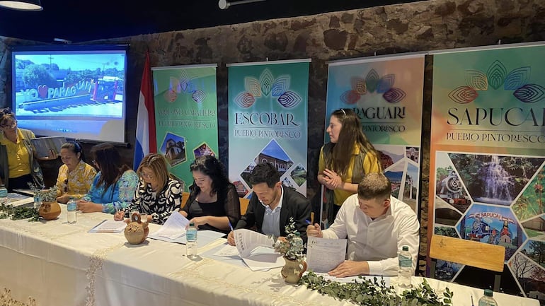 Intendentes firman convenio interinstitucional con la Senatur en el marco del proyecto "Pueblos Pintoresos" de Paraguarí.