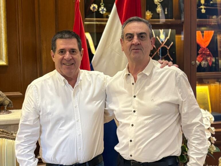 Horacio Cartes junto al diputado Yamil Esgaib.