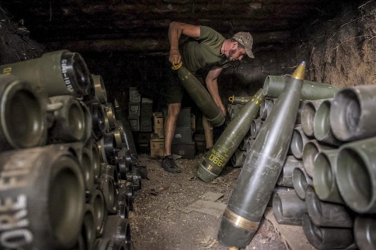 Un soldado ucraniano acomoda los proyectiles en Donetsk, territorio ucraniano ocupado por Rusia.