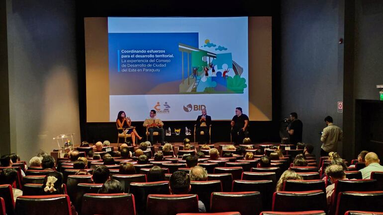 La presentación del libro se realizó anoche en en el salón auditorio del Centro de Recepción de Visitas de Itaipú.